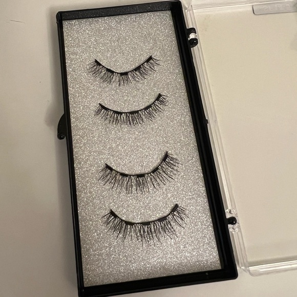 Magnetic lashes and applicator - Picture 2 of 2